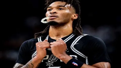 CBA联赛意外：赵继伟、李晓旭首发失误，专业性引争议